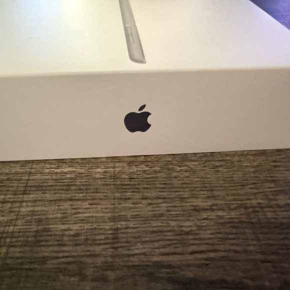 iPad - Sleek midnight 9th GEN 2023 10.2 inch screen laptop case included - Picture 4 of 17